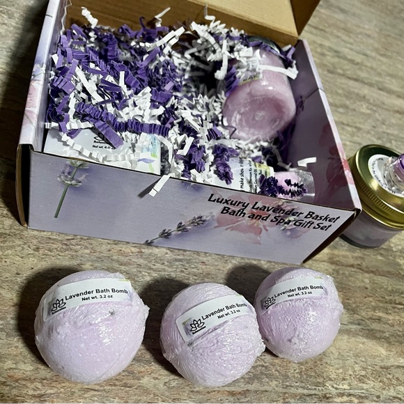 New Relaxcation Luxury Lavender bath and spa gift set - Picture 4 of 16